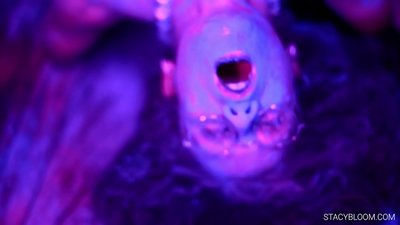 Малыня мастурбуе на камеру і даводзіць сябе да аргазму.